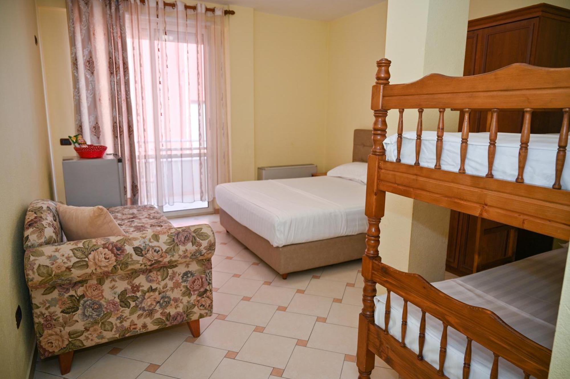 Hotel Vila Emes Durrës Kültér fotó